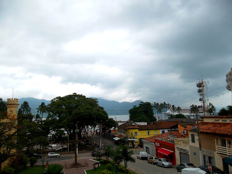 Vila em Ilhabela em dia nublado (foto: wikimedia-commons_rodrigo-lehsten)