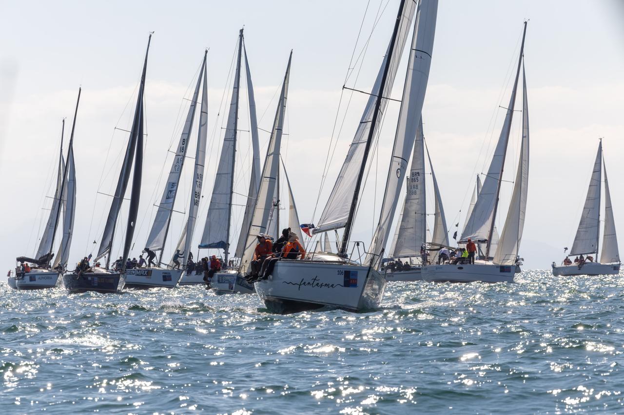 Largada da regata Alcatrazes por Boreste Marinha do Brasil - 51a Semana Internacional de Vela de Ilhabela (foto: Onboard Sports Comunicação)