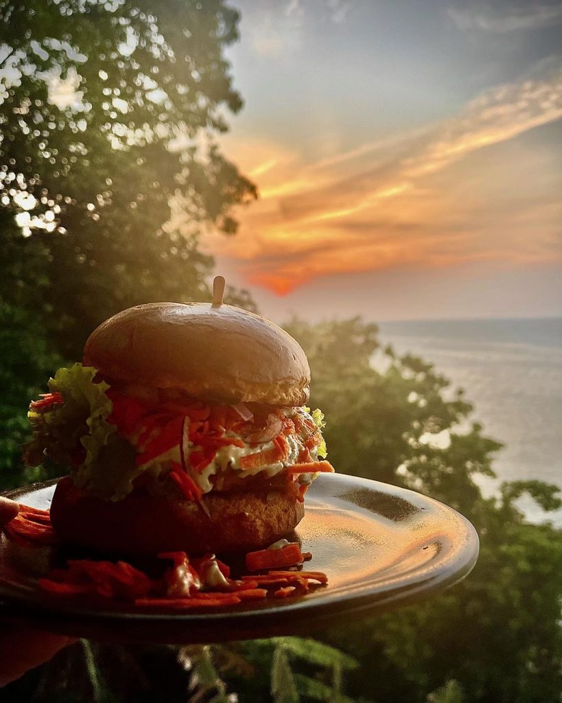 Hamburguer e sanduiches - Bens Comidaria - Vista para o mar em Ilhabela