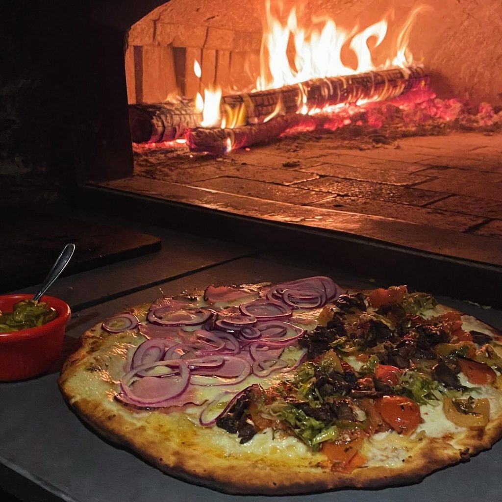 Pizzaria Ilhabela com forno a lenha - O Caminho da Pizza