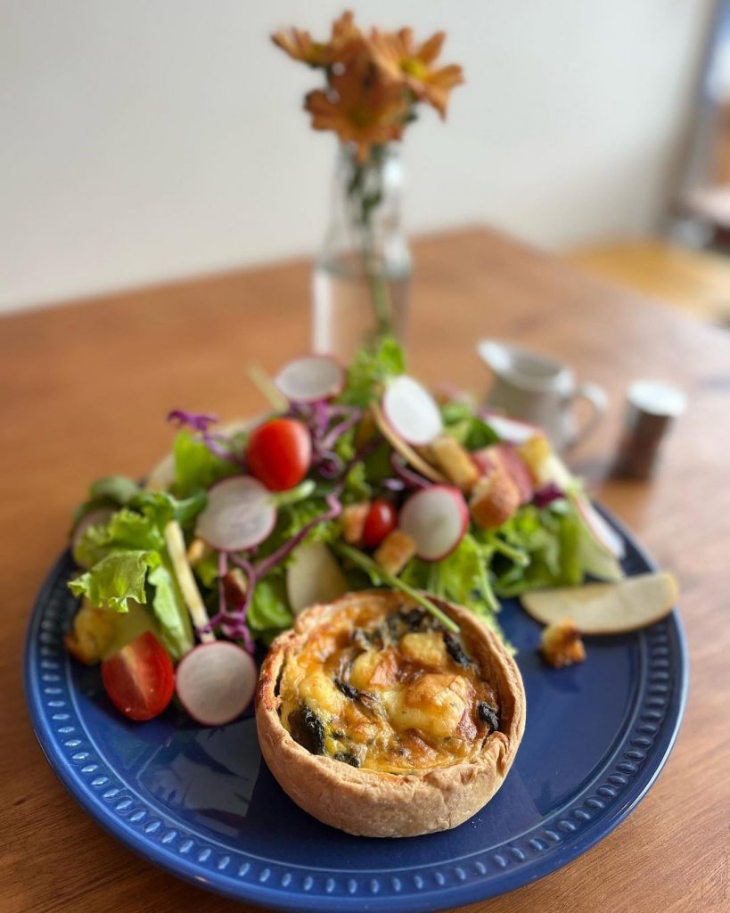 Quiche com salada é opção para o almoço no Chez Martin Ilhabela - Restaurante Francês, doceria e torteria