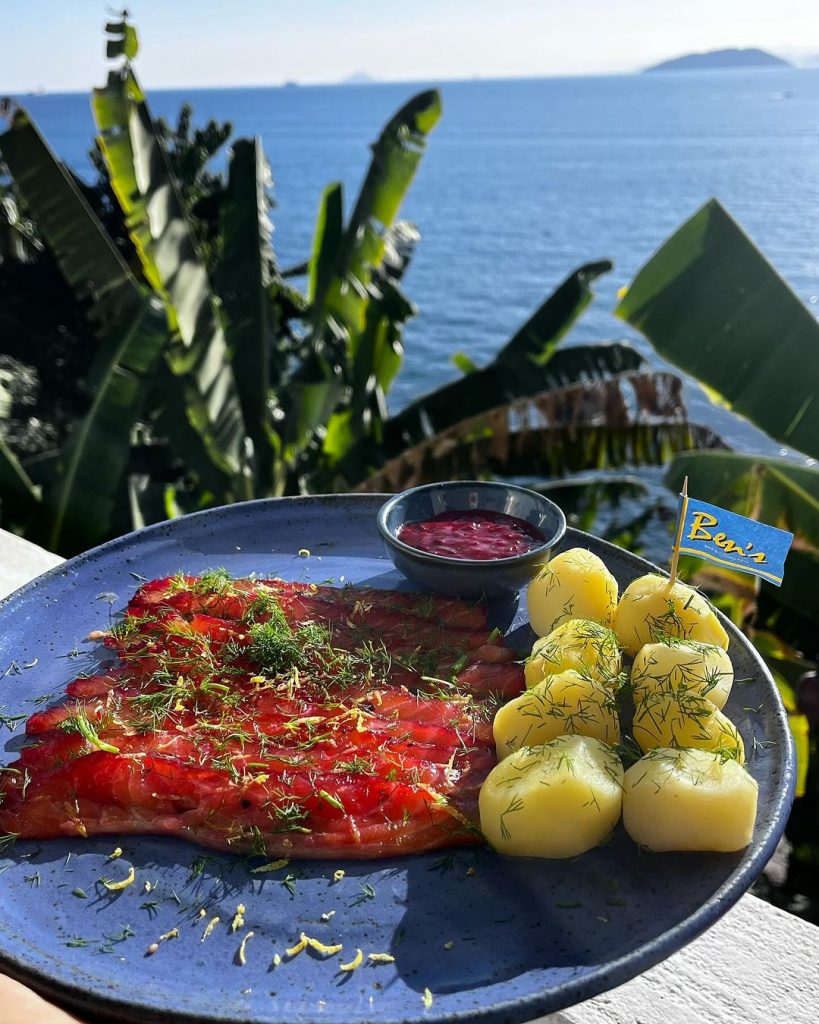 Salmão gravad lax Bens Comidaria - Restaurante Sueco em Ilhabela com vista para o mar