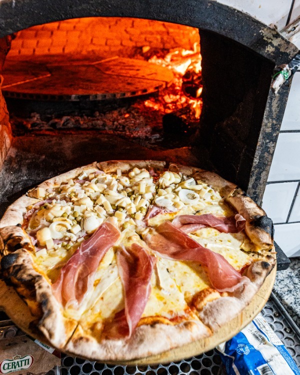 Toscanella pizzaria forno a lenha ilhabela