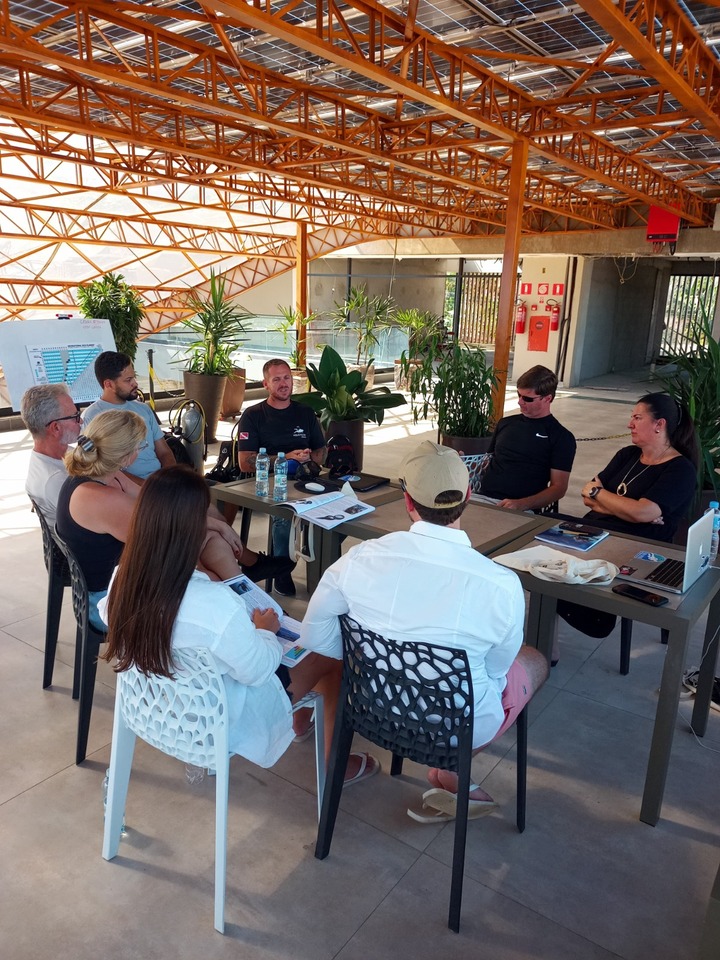 Curso de mergulho - Etapa teórica (Foto: Aquáticos Ilhabela)