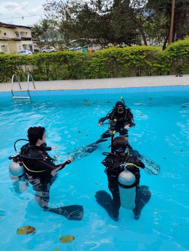 Curso de mergulho - adaptação e aula em piscina (Foto: Aquáticos Ilhabela)