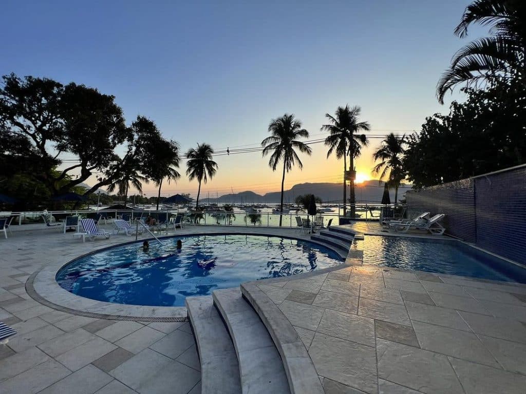 Hotel Ilhabela - Piscina infantil e adulto em frente à praia