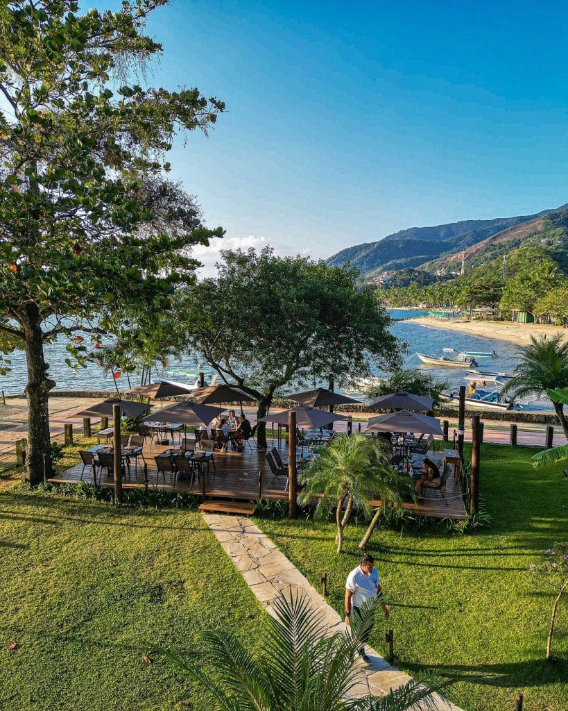 Restaurante com jardim com vista para o mar em Ilhabela -Convés Ilhabela Restaurante