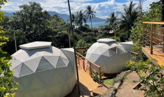 Contato com a natureza e vista para o mar: Hostel da Vila inaugura novos domos geodésicos