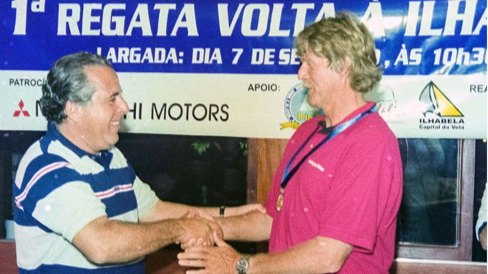 Peter Blake é recebido em 2001 no YCI pelo comodoro Ivan Lopes
(Edu Grigaitiis/Balaio de Ideias)