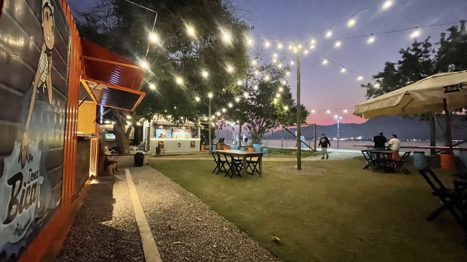 Dona Bica Garage: Um paraíso gastronômico em containers no coração de Ilhabela - cerveja Artesanal, drinks, burger, porções e pizza em frente ao mar no Perequê